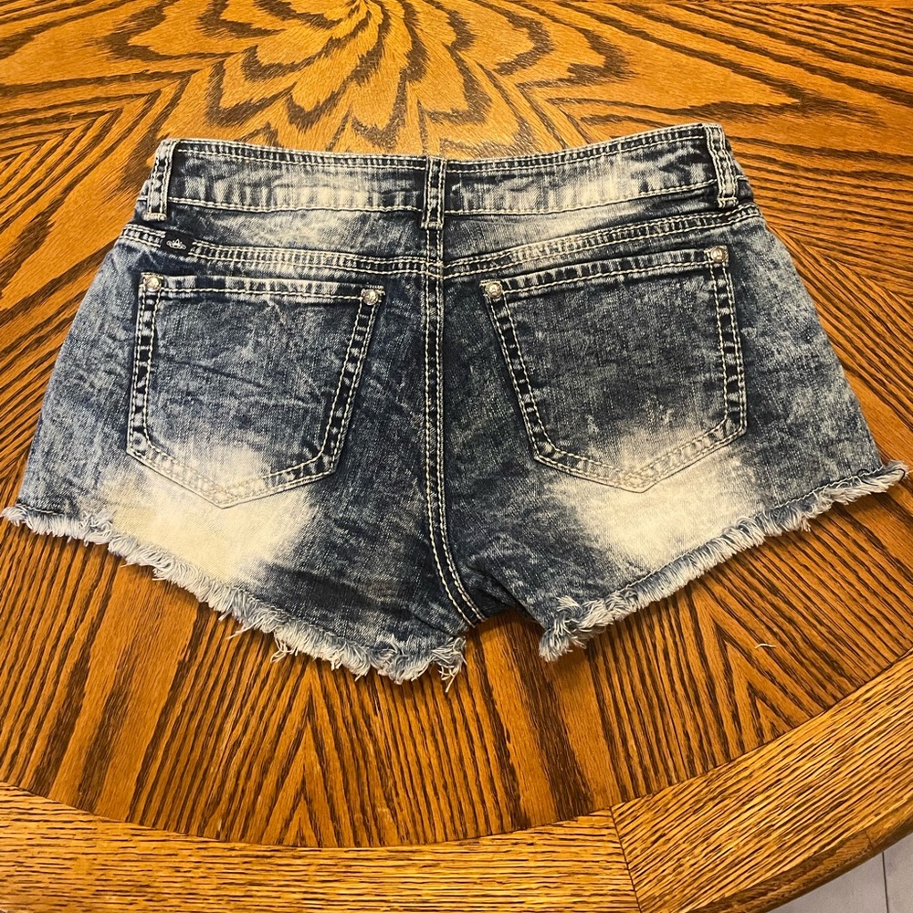 Almost Famous Acid Wash Denim Lace-Trimmed Women's Shorts Size 7 - Picture 2 of 4